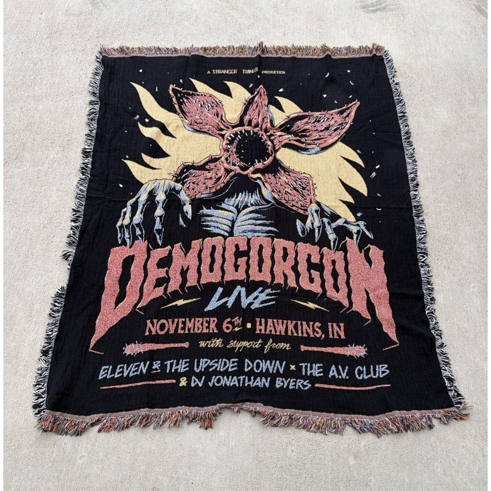 Stranger Things Throw Blanket Demogorgon Live Netflix 60x50 Woven Used
